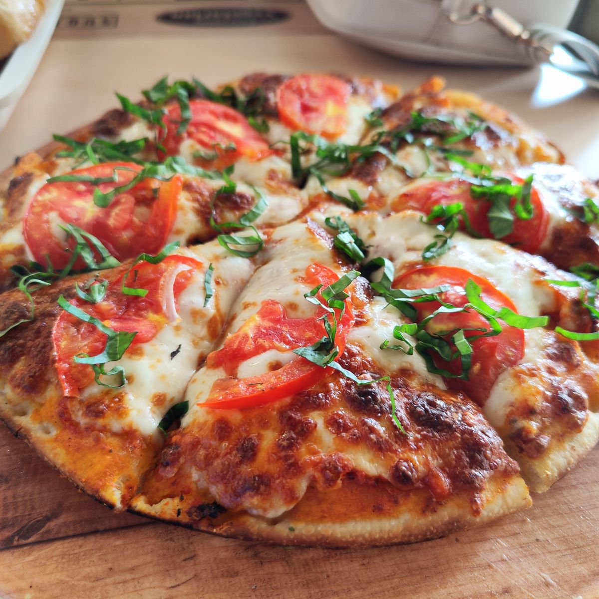 Pizza senza glutine con pomodoro e basilico